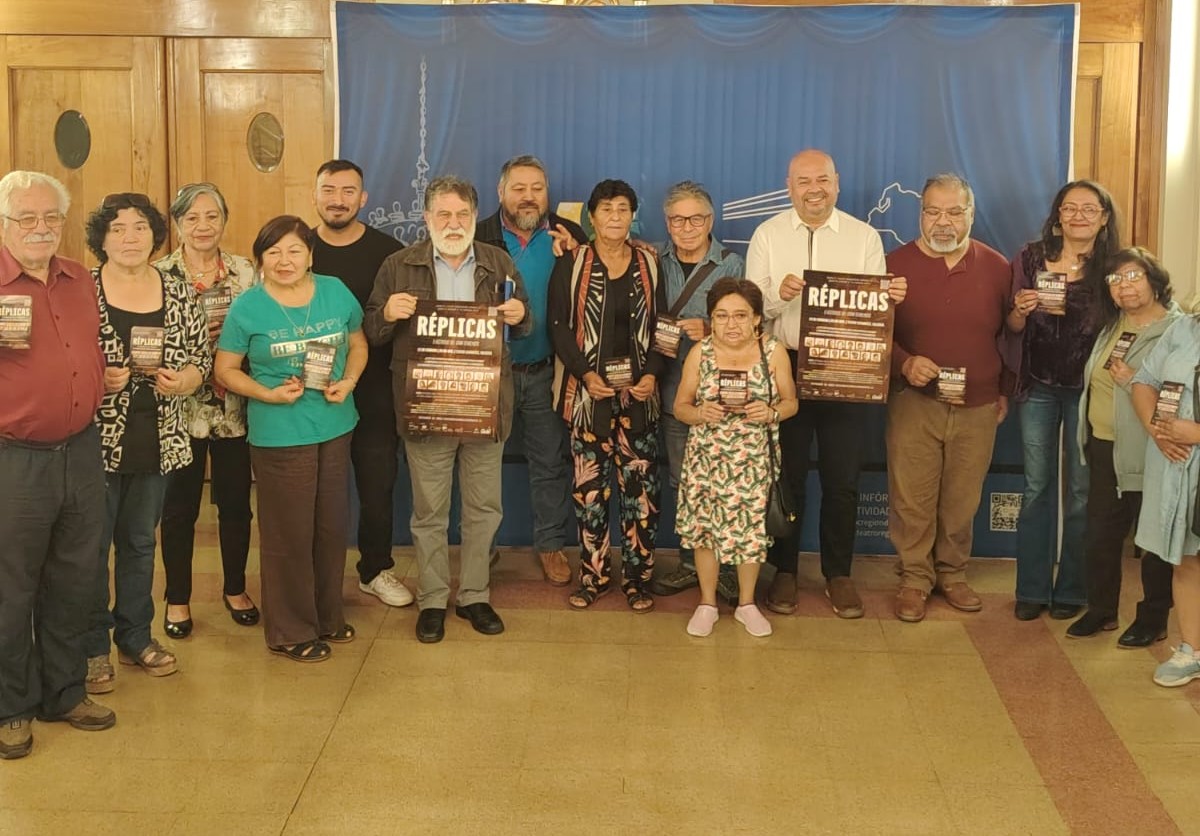 Autoridades y parte del elenco durante el lanzamiento de la obra